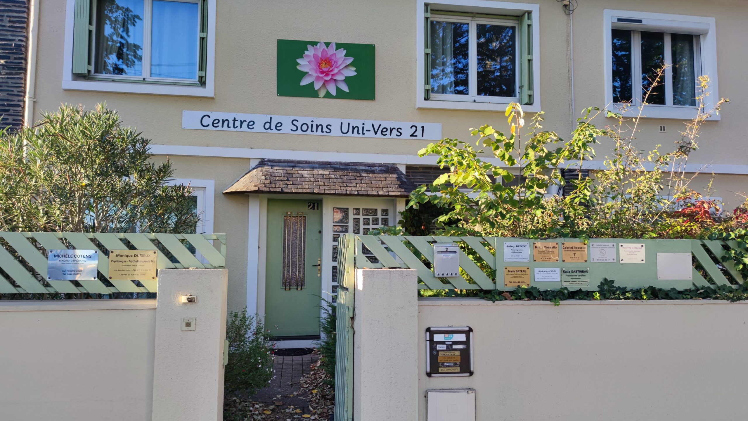 univers21 Façade du centre de soins et de bien-être Uni-Vers 21 à Angers